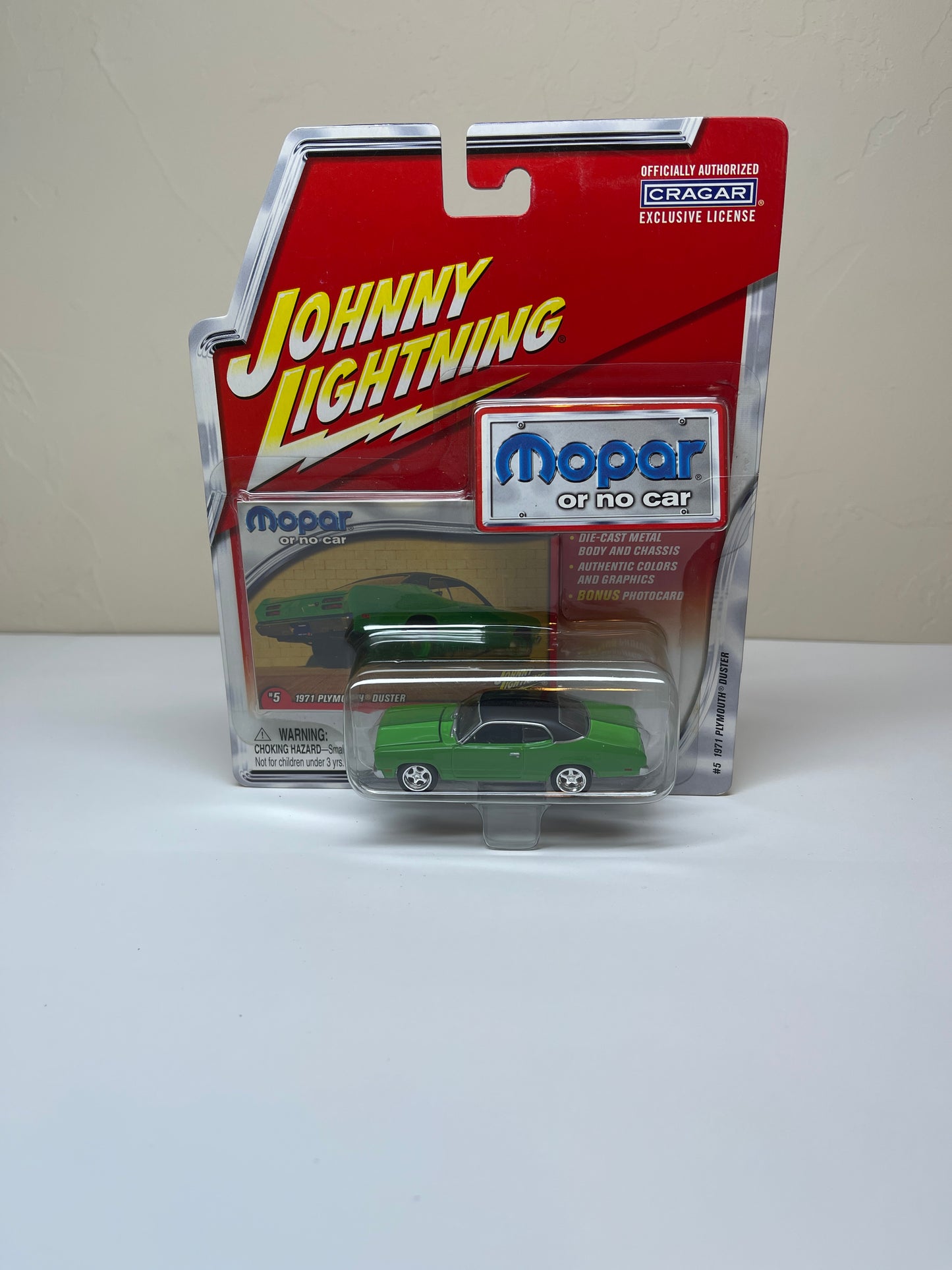 Johnny Lightning Mopar 1971 Plymouth Duster
