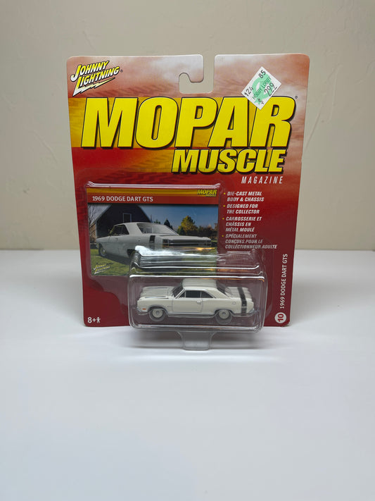 Johnny Lightning Mopar Muscle Magazine 1969 Dodge Dart GTS